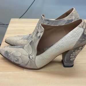 Fluevog Cream and black Kendra Size 10 1/2